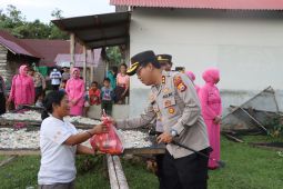 Polisi bagikan ratusan sembako kepada masyarakat Mukomuko