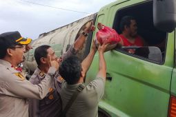 Polisi bagikan bantuan sembako untuk warga di Mukomuko