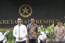 Dukung transisi energi bersih, PLN serahkan sertifikat energi terbarukan untuk 5 Istana Kepresidenan