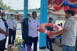 Belasan nelayan di Manokwari terima perangkat keselamatan