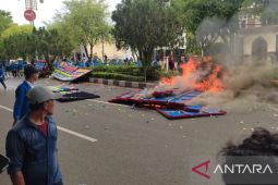 Tiga polisi terluka saat mengamankan aksi mahasiswa di DPR Aceh