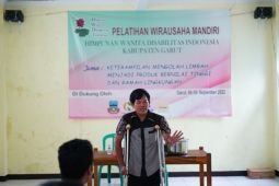 Penyandang disabilitas di Garut dilatih wirausaha daur ulang kertas menjadi produk berharga