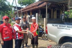 PMI Cianjur distribusikan bantuan ke lokasi bencana banjir di Cianjur