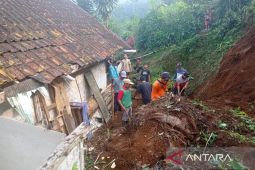 Sedikitnya 12 rumah di Cianjur rusak akibat longsor dan pergerakan tanah