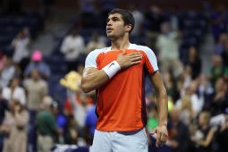 Carlos Alcaraz mundur karena cedera saat Djokovic melaju ke semifinal Paris