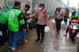 Polisi salurkan paket sembako untuk warga terdampak kenaikan harga BBM di Bekasi