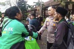 Kurangi dampak penyesuaian harga BBM, Polres Malang salurkan sembako