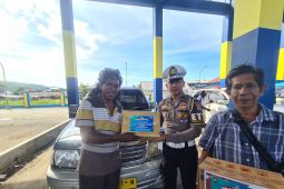 Polda Papua Barat bagikan sembako kepada supir angkutan umum