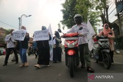 Aksi mahasiswa dorong motor