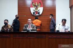 KPK tahan Bupati MimikaEltinus Omaleng sebagai tersangka korupsi