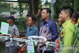 Aditya serahkan bantuan pemerintah  kepada petani
