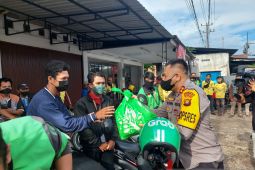 Polisi Muaro Jambi berikan paket sembako kepada pengemudi ojek online