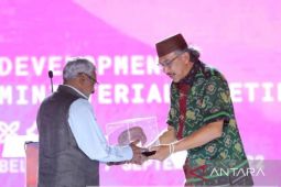 Gubernur Bangka Belitung berikan kopiah resam ke delegasi G20 di Belitung