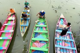 Perahu "pelangi" jasa penyeberangan Danau Sipin