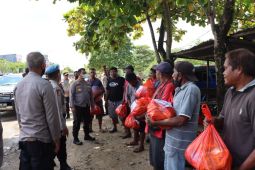 Polres Sorong Kota berikan bantuan sembako bagi masyarakat kecil