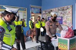 Polres Mukomuko bagikan 300 paket sembako kepada warga