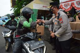 Polisi Sidoarjo bagikan sembako kepada warga terdampak kenaikan BBM