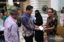 Wali Kota serahkan dana kesetiakawanan Korpri kepada pensiunan ASN