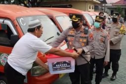 Polres Magetan bagi-bagi sembako untuk pengemudi angkot