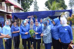 Rayakan HUT Partai Demokrat, Puteri Wapres kampanye budidaya bunga telang
