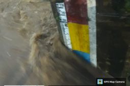 Bendung Empang Kota Bogor aliran Sungai Cisadane siaga 2 banjir di Tangerang