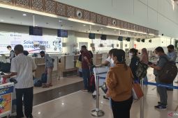Penumpang pesawat di Bandara Syamsudin Noor menurun