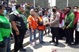Polres Kediri bantu beras pengemudi ojek terdampak BBM