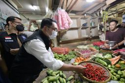 Kunjungi Pasar Baltos, Ridwan Kamil sebut harga sembako stabil pasca penyesuaian tarif BBM