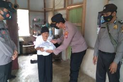 Polres Mukomuko bagikan 159 paket sembako kepada warga