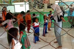 Lagu "Hujan Rintik" di Sekolah Alam Binaan PT SAL untuk Orang Rimba