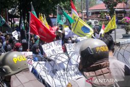 Mahasiswa Situbondo demo tolak kenaikan BBM, wakil rakyat janji sampaikan aspirasi