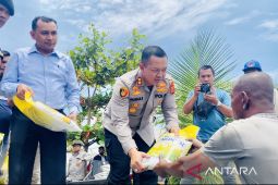 Kapolres Aceh Barat bagikan 100 sak beras untuk nelayan