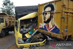 Truk bermuatan sembako ringsek hantam angkutan batu bara di Batanghari