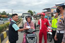 Polres Mukomuko bagikan 300 kupon BBM gratis