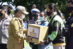 Polda Gorontalo bagikan sembako kepada warga terdampak penyesuaian BBM
