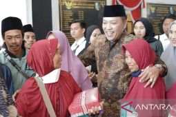 Bupati Sampang umrahkan belasan warga kurang mampu