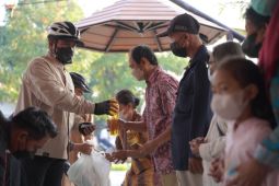 Wali Kota dan DPRD Madiun bagi bansos sembako ke warga sasaran