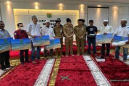 Sekda Tanah Bumbu serahkan bantuan untuk nelayan