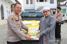 Polres Aceh Barat bagikan 500 paket beras untuk pesantren