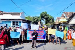 Terdampak pelebaran jalan, Warga Jangkar Situbondo unjuk rasa ganti rugi