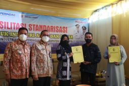 Pemkab Mojokerto serahkan sertifikat merek dagang untuk 60 IKM