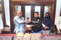 BI ganti sebagian uang rusak dimakan rayap milik penjaga SD