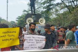 Warga unjuk rasa segel akses jalan Padi Padi Picnic pakai seng spandek