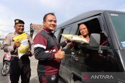 Polres Aceh Barat bagikan 100 paket beras untuk sopir di Terminal Meulaboh