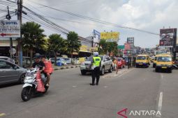 Antisipasi macet, polisi berlakukan sistem satu arah di jalur Puncak