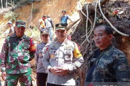 Polisi bantu evakuasi korban longsor PETI di Bengkayang