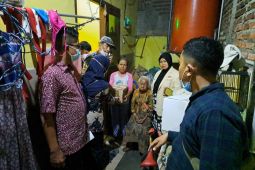 Dinsos Surabaya dampingi nenek yang disuruh mengemis anaknya