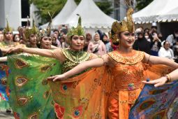 1.027 orang menari Tari Merak di Gedung Sate Bandung
