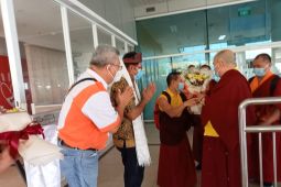 Biksu asal Bhutan melakukan  refleksi sejarah di Candi Muaro Jambi