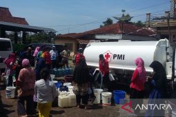 PMI Sukabuimi siagakan truk tangki air bersih antisipasi kekeringan pada kemarau